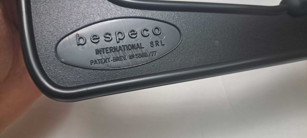 Пластиковая подставка под гитару Bespeco