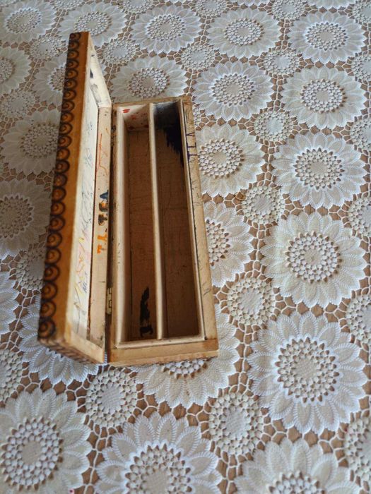 Дървен, лакиран и пирографиран пинал