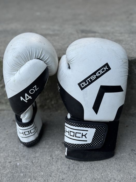 Боксови ръкавици Everlast и Outshock