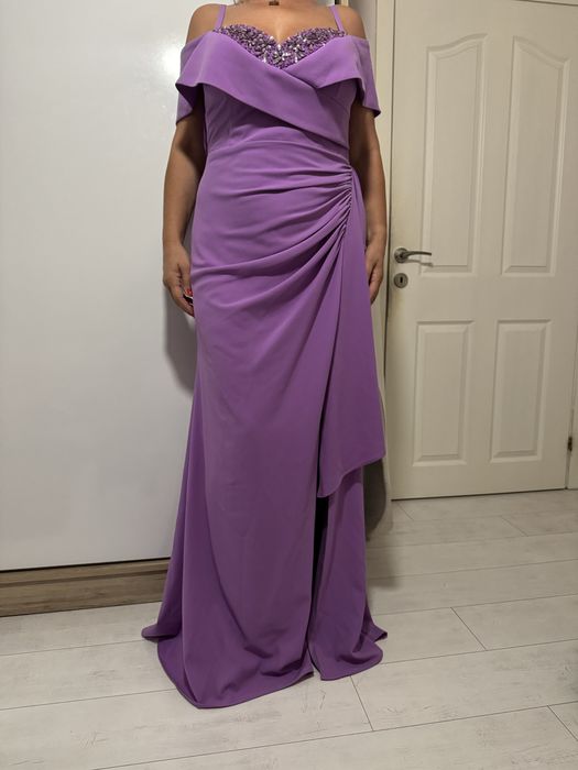 Официална рокля.