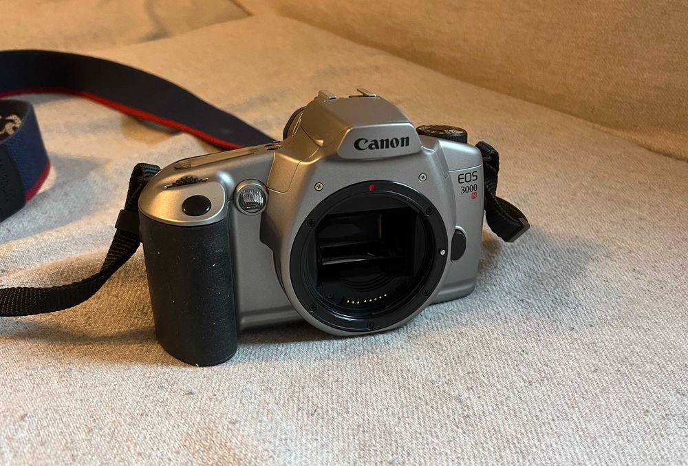 Aparat foto Canon EOS 3000 body film montura EF functional