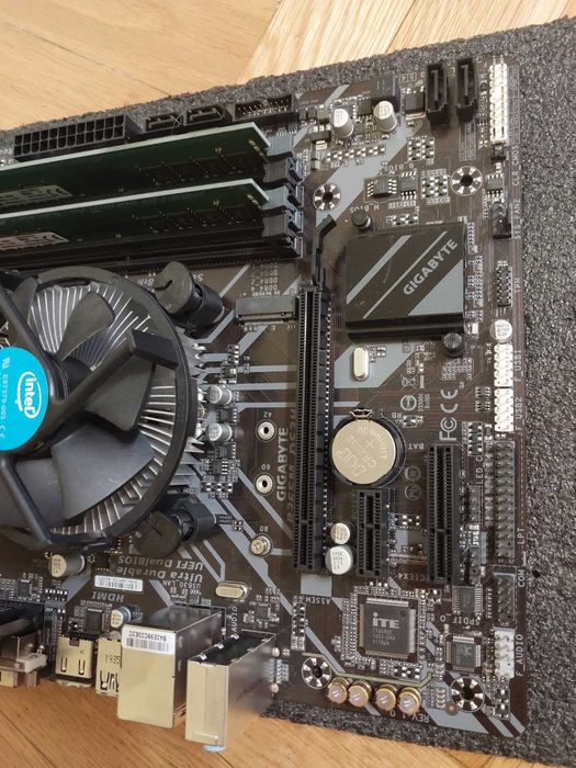 Intel i5 8400 + Gigabyte B365M DS3H + 16GB 2400Mhz CL17 Kingston KVR