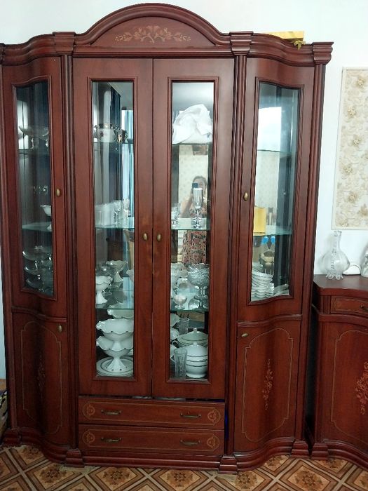 Продается сервант и комод