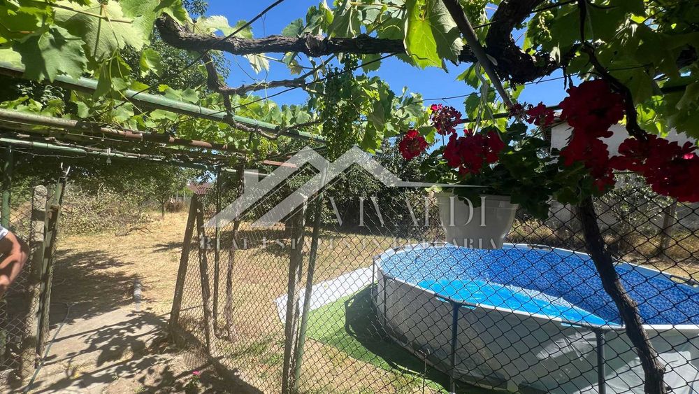 Къща с двор 1050 кв.м в центъра на с. Бенковски, ток, вода