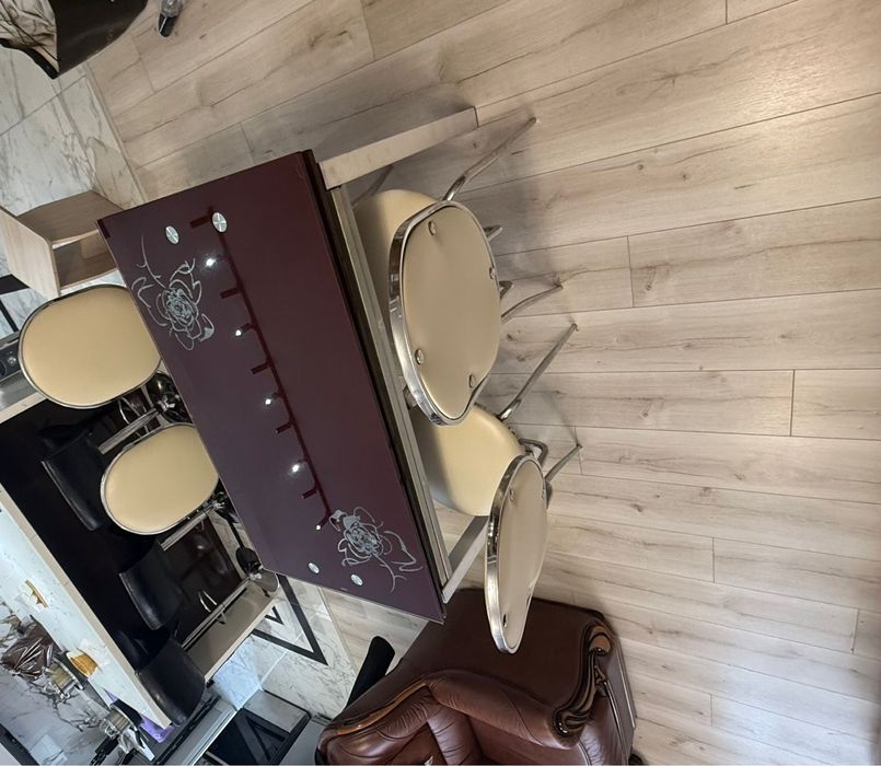 Кухонный стол и 4 стула