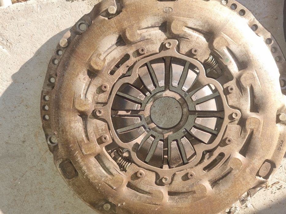 Продавам  съединител комплект за тойота рав4 2.2  136к