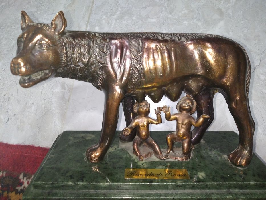 Бронзовая Статуя из Италии, римская волчица, вскормившая Ромула и Рема