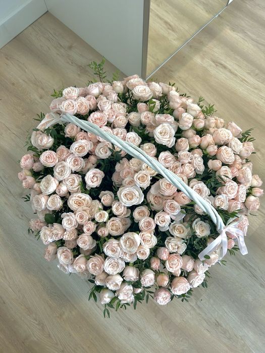 кустовая роза в корзине