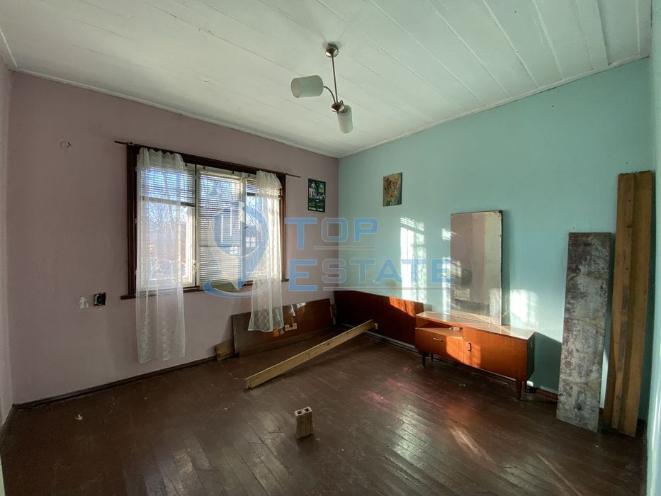 Едноетажна тухлена къща в близост до центъра на с. Патреш, област Вел