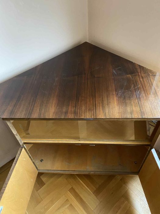 Ъглов шкаф за телевизор с витрина