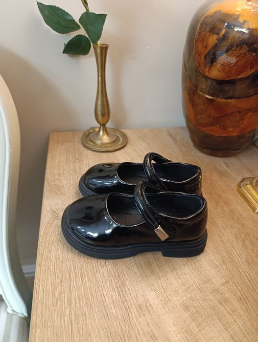 Два чифта лачени обувки 28 номер