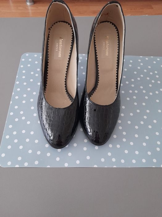 Vind pantofi din piele noi.