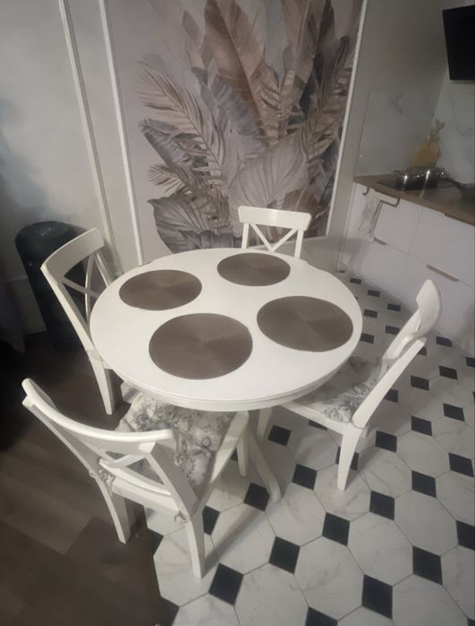 Стол и стулья ikea