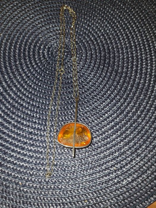 Сребърно колие с кехлибар