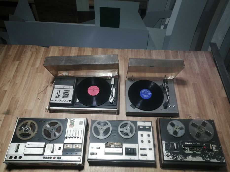 Продам магнитофоны , проигрыватели.