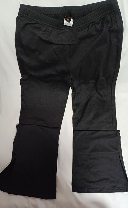 Pantaloni cu talie înaltă, evazați.