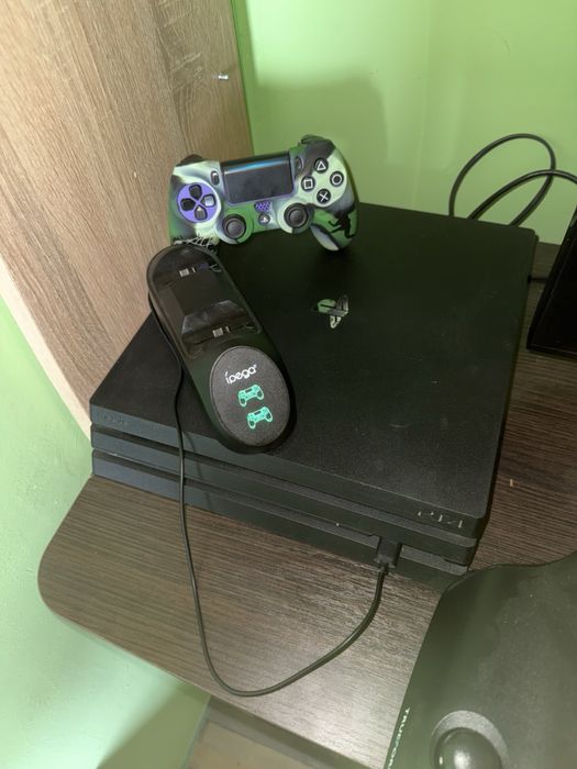 Продавам този PS4pro в много добро състояниe!