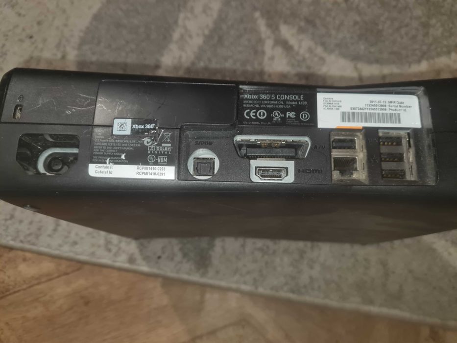 Xbox 360 черен с захранващ кабел. За годините си е много запазен.