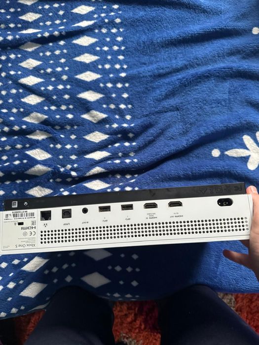 Xbox One S 1TB cu două manete și 20 jocuri