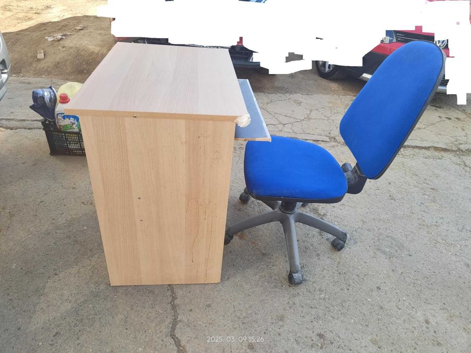 Малко бюро с поставка за клавиатура и мишка и офис стол за него