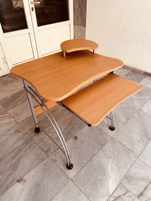 Практично компютърно бюро с изтеглящ плот и поставка от 90-те