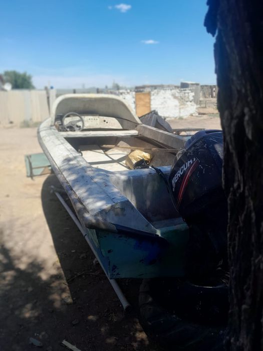 Продам пластиковую  лодка с мотором