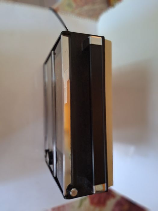 Продавам работещ ретро радио-транзистор VEF 204.