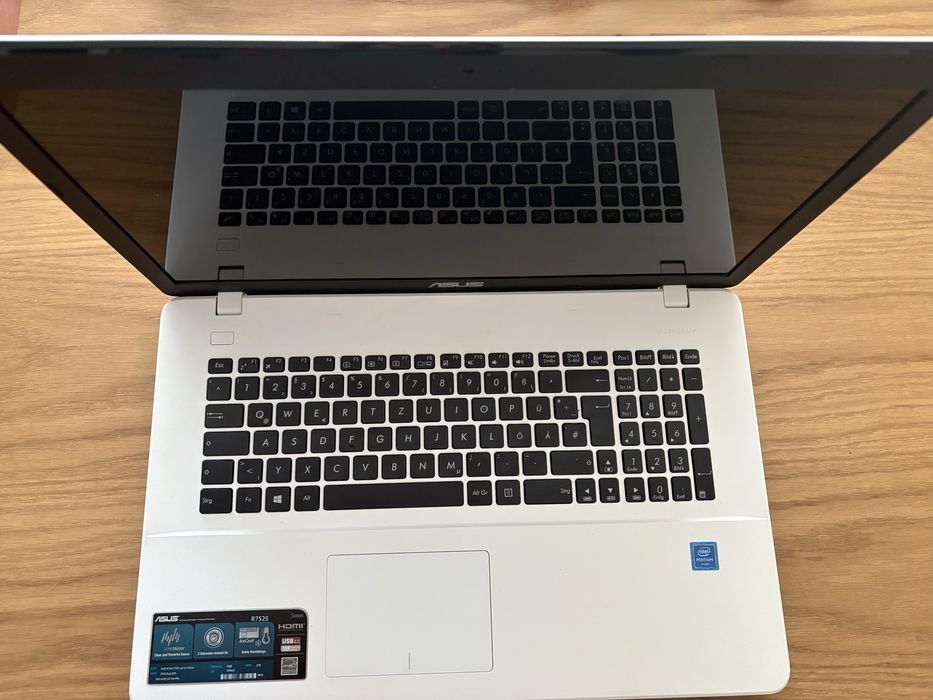 Лаптоп Asus с немска клавиатура