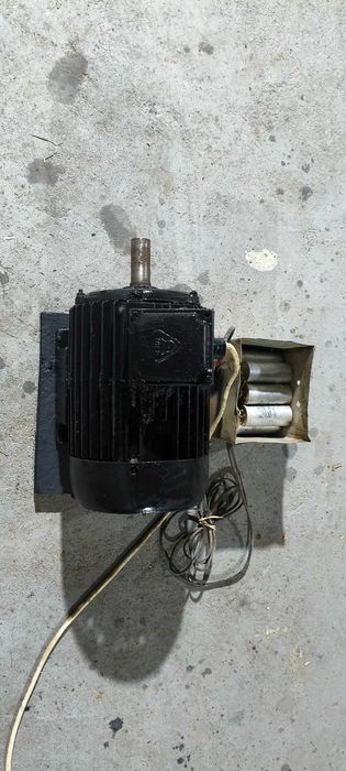 Vând motor trifazic cu cutie condensatori pentru funcționare la 220 v