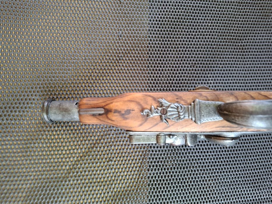 Pistol pentru panoplie