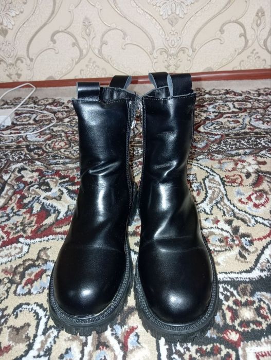 Qishga etik sotiladi srochna 1 kun kiyilgan holati yengi 40 razmer