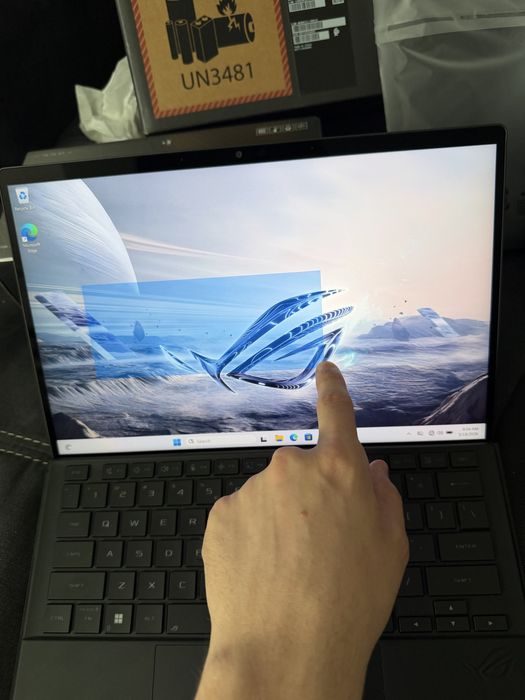 Laptop Gaming Asus ROG Flow Z13 2025 Ryzen AI MAX+ 395 13,4" 2.5k Touchscreen 180Hz  32GB DDR5 Radeon 8060S 16GB  1TB SSD 77 zile power on INT