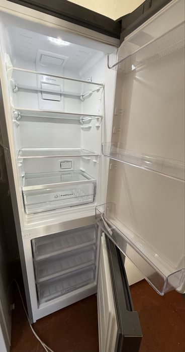 Продается холодильник Indesit  No Frost 330л /185см