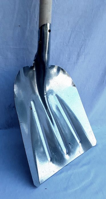 Lopeti pentru zăpadă din metal cu coda din lemn NOI 40 Lei