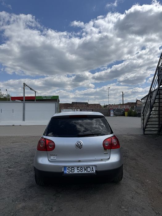 Vand Golf 5 1.9,masina functioneaza impecabil,are nevoie de investitie doar pe partea estetica!