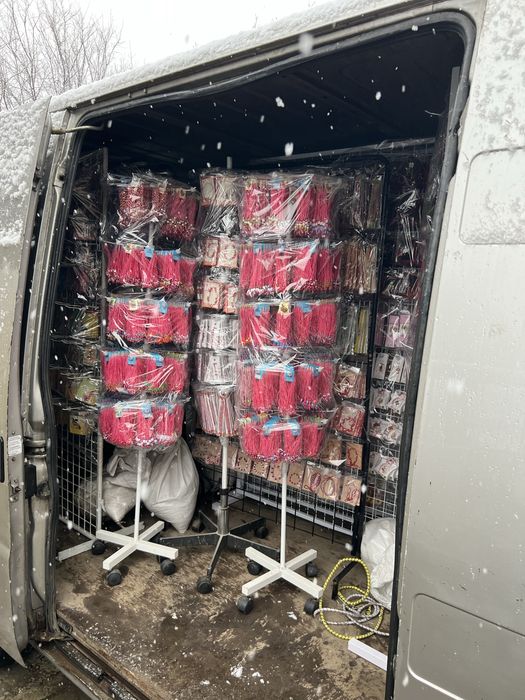 Стелажи със мартеници