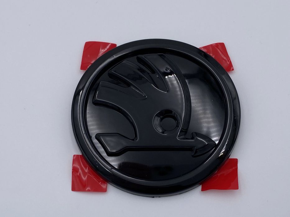 Emblema Skoda 90 mm fata negru