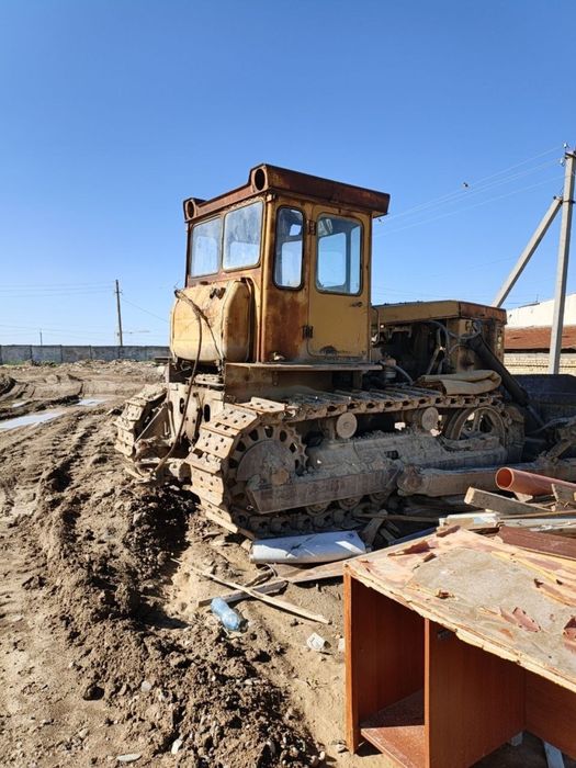 Buldozer sotiladi 16 tonnalik  holati yaxshi