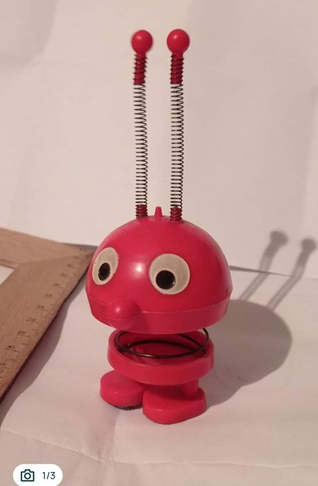 Vând sau schimb obiecte vechi.Preț în funcție de obiectul ales.