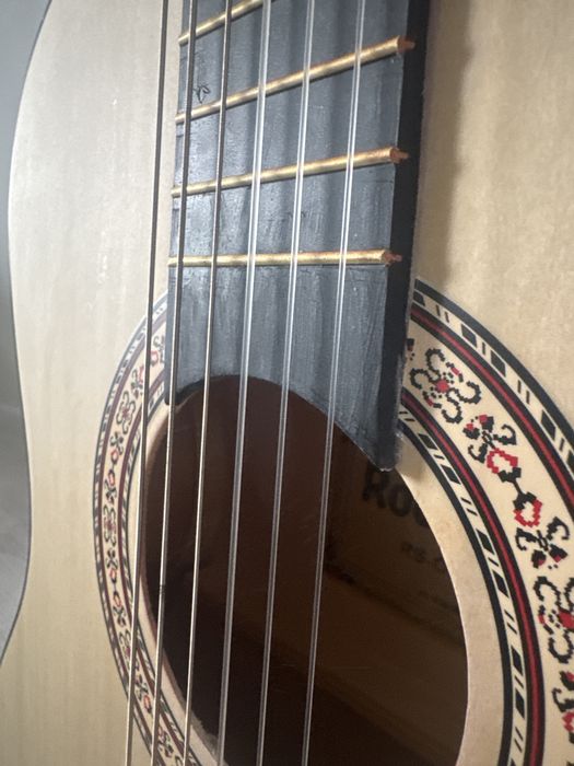 Продается Аккустическая гитара с нейлоновыми струнами