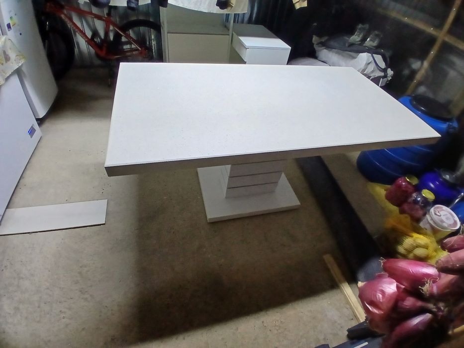 Masă  extensibila  cu blat de granit