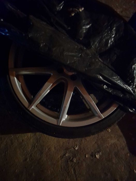 Jante plus cauciucuri de vară, mărimea 235/35ZR19. Dot 2024. Cauciucurile si jantele sunt impecabile. Nu sunt strâmbe sau sudate. Pt fi probate!