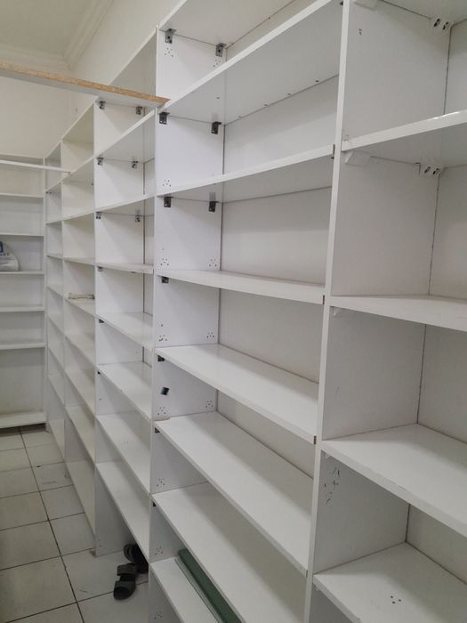 Polkalar savdo dòkoni uchun va apteka yozuvli reclamation harflari