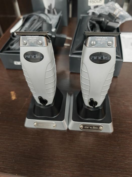 Mașini de tuns Andis T-otliner fără fir
CORDLESS T-OUTLINER 
LITHIUM-I