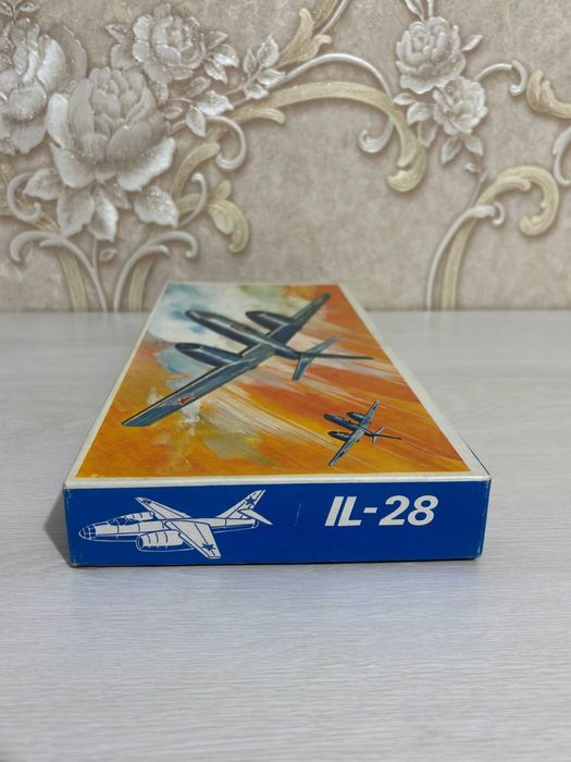 Сборная модель самолёта IL-28 (масштаб 1:100, винтаж)
