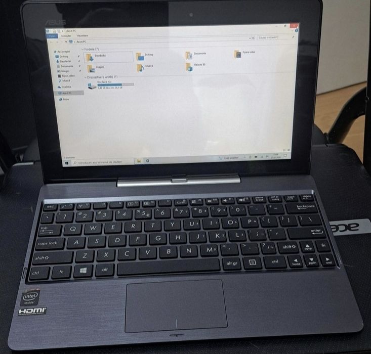 Laptop tableta Asus cu display  touchscreen