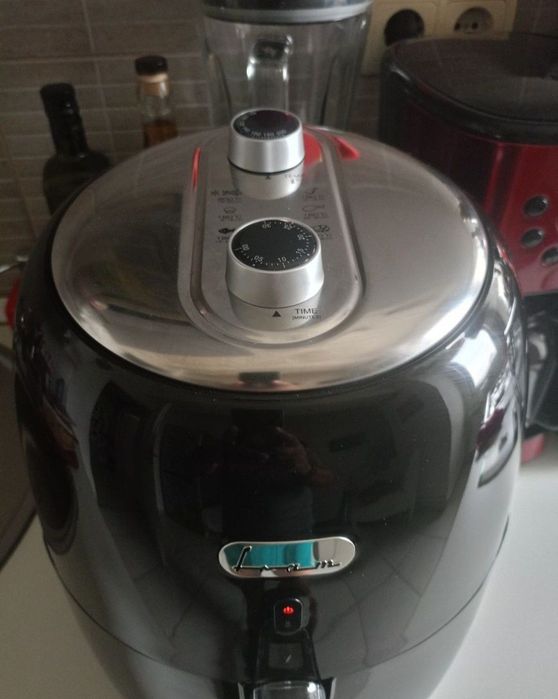 Vând friteuza cu aer cald ,un  produs de calitate superioara,nou noua.