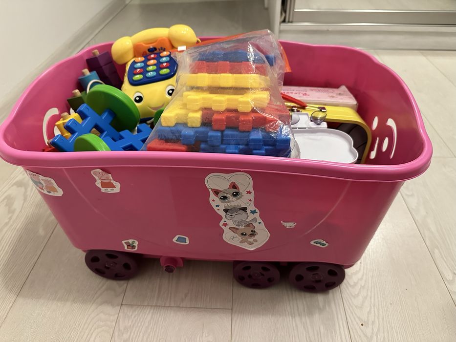 Продавам контейнер с детски играчки