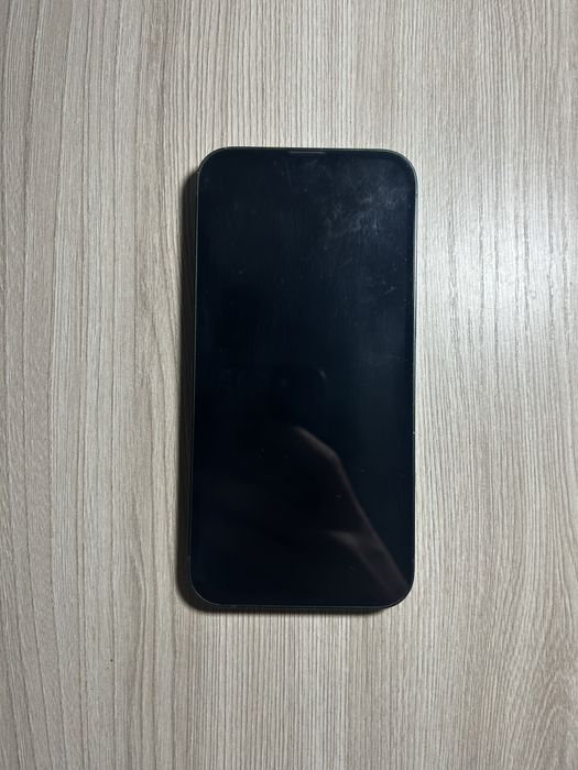 Айфон 13 в зеленом цветн