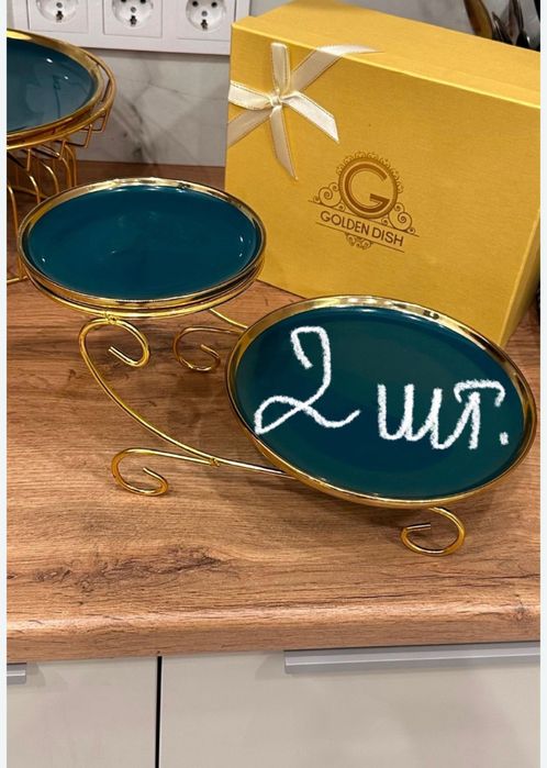 Этажерки изумрудного цвета